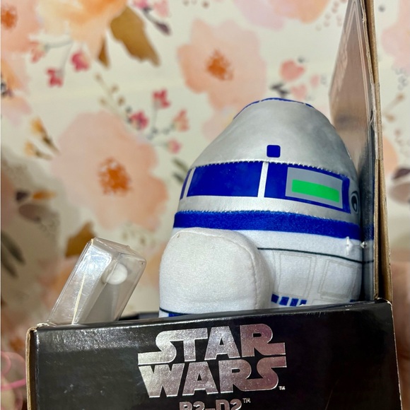 Star Wars R2-D2 Collectible Plush with Enamel Pin - Picture 4 of 4
